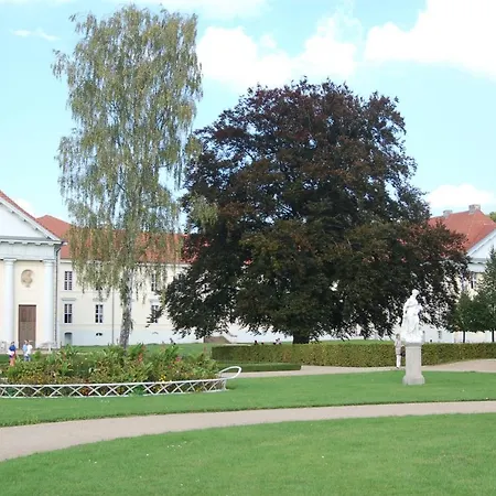 Loggiahaus Am Schloss, 5 Ferienwohnungen, Teils Mit Schloss- Und Seeblick *