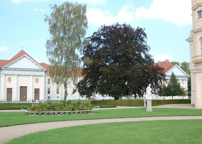 Loggiahaus Am Schloss, 5 Ferienwohnungen, Teils Mit Schloss- Und Seeblick *